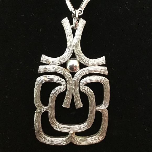 Avon Vintage Necklace Silver Tone Textured Pendant Groovy! - Picture 3 of 10